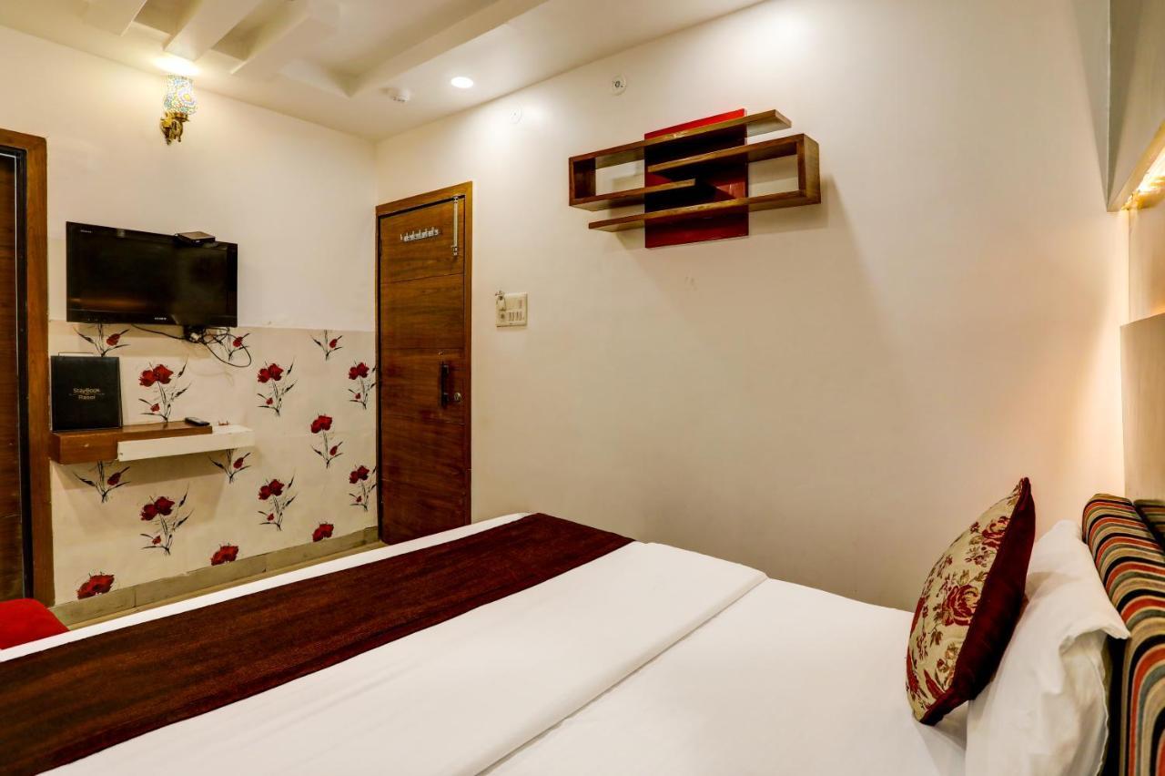 Hotel Nityaa Suites Nueva Delhi Exterior foto