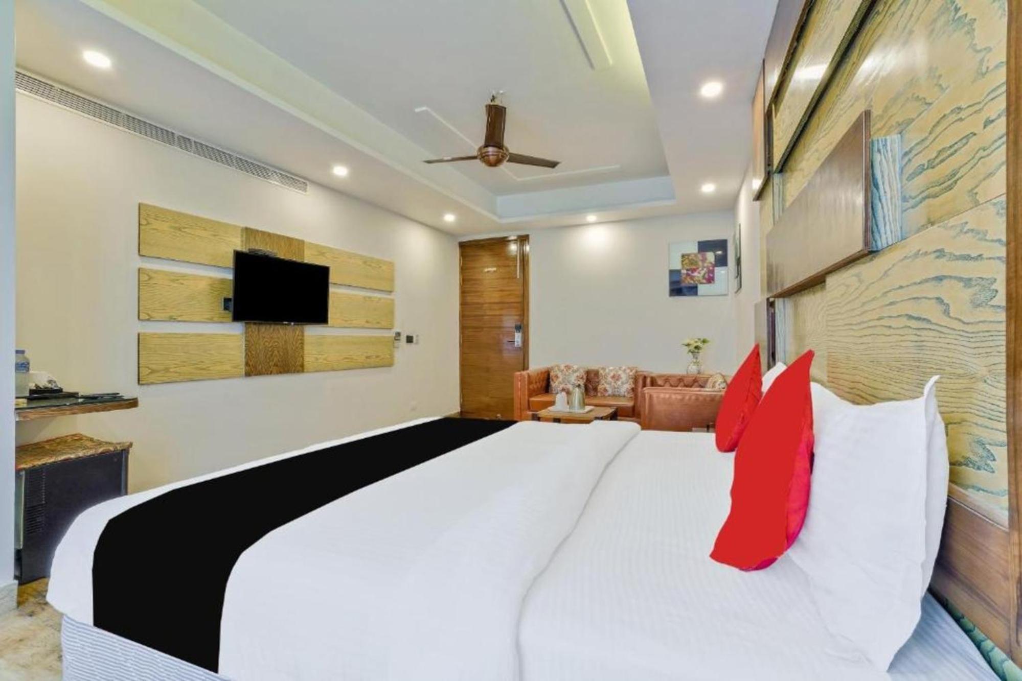 Hotel Nityaa Suites Nueva Delhi Exterior foto