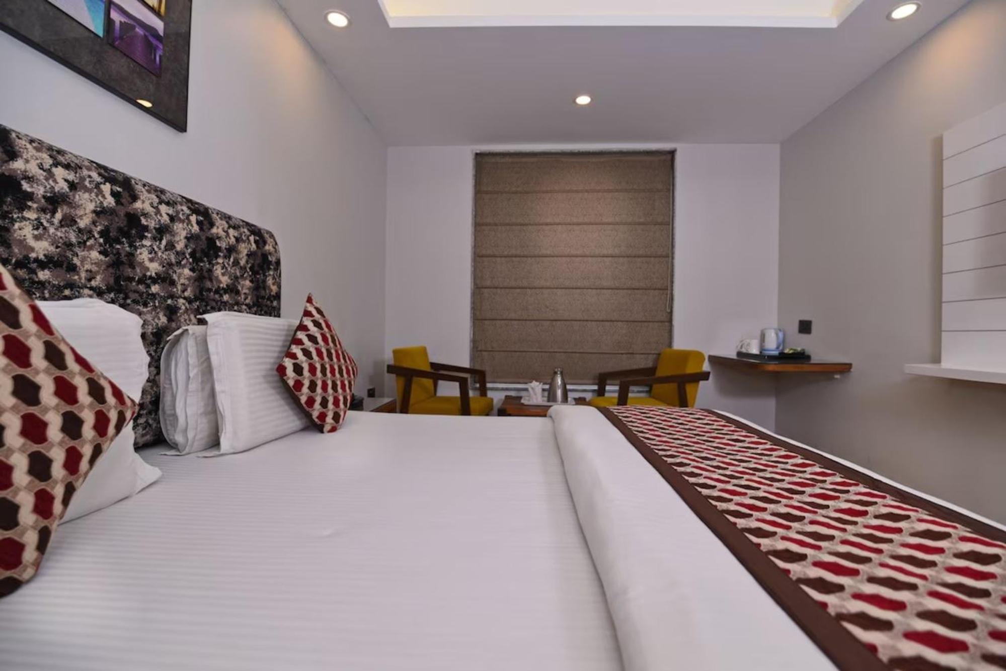Hotel Nityaa Suites Nueva Delhi Exterior foto